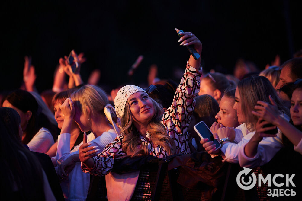 Летним вечером омичи собрались на концерт известного певца NЮ . Разогреть публику перед выступлением звезды вышел омский музыкальный проект DaMaxX &amp; Kate Fameli. Фото: Илья Петров