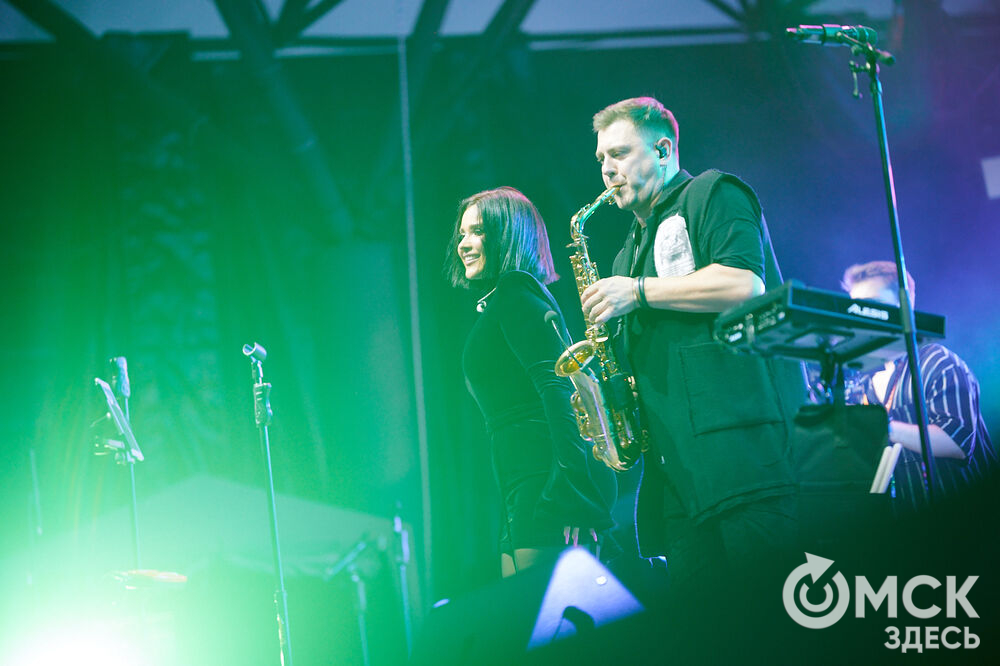 Летним вечером омичи собрались на концерт известного певца NЮ . Разогреть публику перед выступлением звезды вышел омский музыкальный проект DaMaxX &amp; Kate Fameli. Фото: Илья Петров