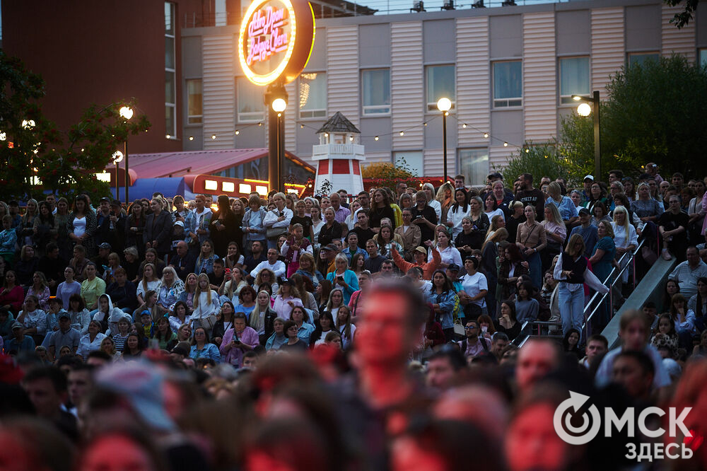 Летним вечером омичи собрались на концерт известного певца NЮ . Разогреть публику перед выступлением звезды вышел омский музыкальный проект DaMaxX &amp; Kate Fameli. Фото: Илья Петров