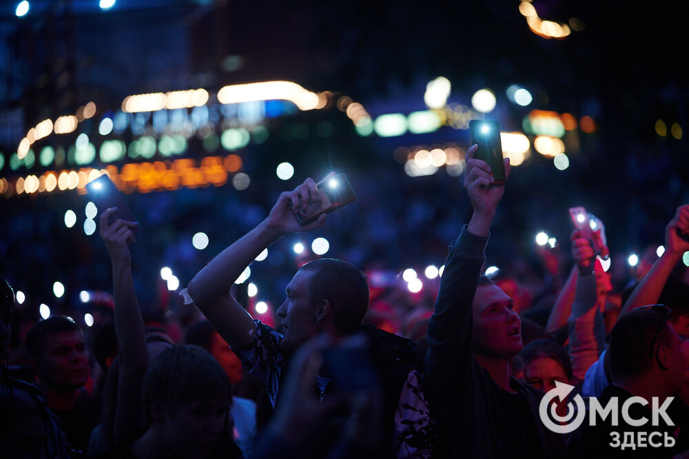 Летним вечером омичи собрались на концерт известного певца NЮ . Разогреть публику перед выступлением звезды вышел омский музыкальный проект DaMaxX &amp; Kate Fameli. Фото: Илья Петров