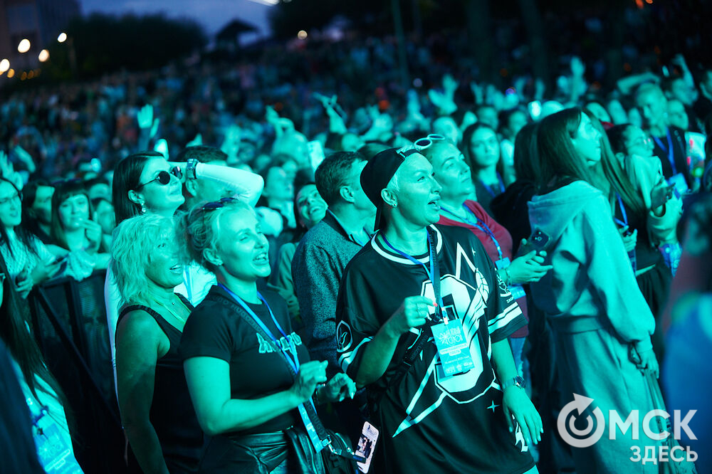 Летним вечером омичи собрались на концерт известного певца NЮ . Разогреть публику перед выступлением звезды вышел омский музыкальный проект DaMaxX &amp; Kate Fameli. Фото: Илья Петров