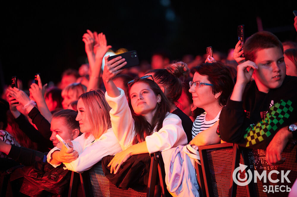 Летним вечером омичи собрались на концерт известного певца NЮ . Разогреть публику перед выступлением звезды вышел омский музыкальный проект DaMaxX &amp; Kate Fameli. Фото: Илья Петров