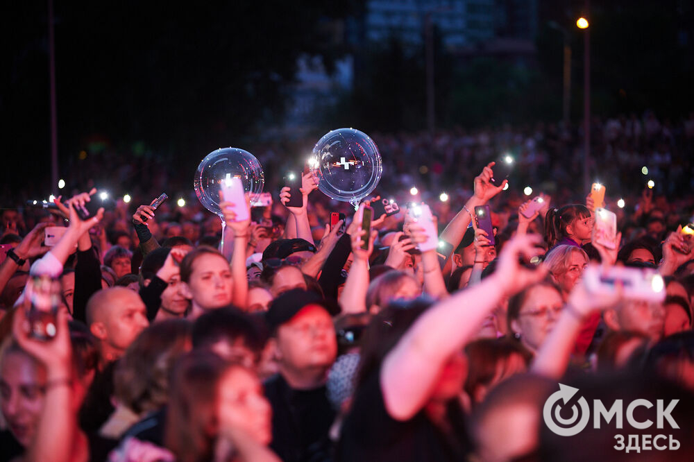 Летним вечером омичи собрались на концерт известного певца NЮ . Разогреть публику перед выступлением звезды вышел омский музыкальный проект DaMaxX &amp; Kate Fameli. Фото: Илья Петров