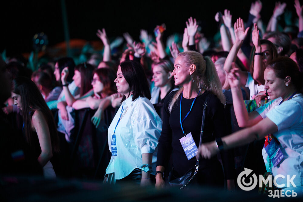 Летним вечером омичи собрались на концерт известного певца NЮ . Разогреть публику перед выступлением звезды вышел омский музыкальный проект DaMaxX &amp; Kate Fameli. Фото: Илья Петров