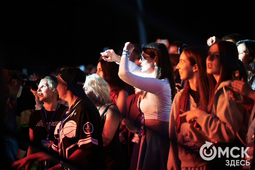 Летним вечером омичи собрались на концерт известного певца NЮ . Разогреть публику перед выступлением звезды вышел омский музыкальный проект DaMaxX &amp; Kate Fameli. Фото: Илья Петров