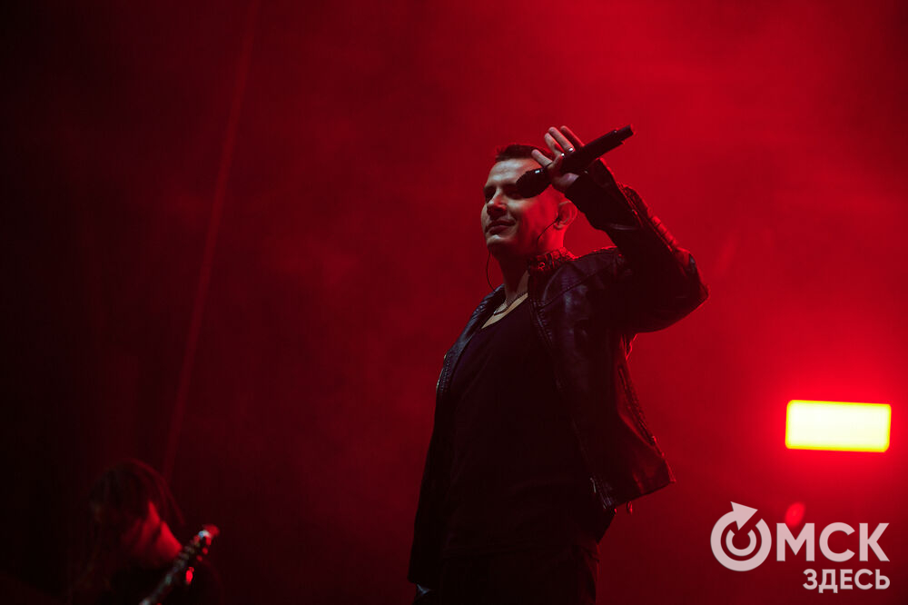 Летним вечером омичи собрались на концерт известного певца NЮ . Разогреть публику перед выступлением звезды вышел омский музыкальный проект DaMaxX &amp; Kate Fameli. Фото: Илья Петров