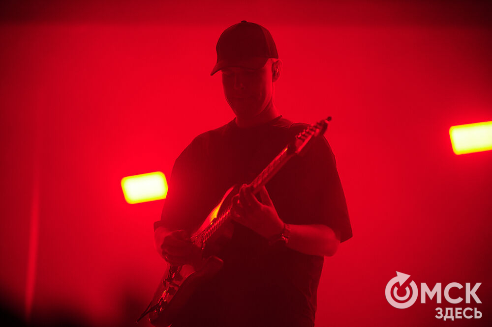 Летним вечером омичи собрались на концерт известного певца NЮ . Разогреть публику перед выступлением звезды вышел омский музыкальный проект DaMaxX &amp; Kate Fameli. Фото: Илья Петров