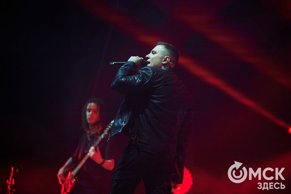 Летним вечером омичи собрались на концерт известного певца NЮ . Разогреть публику перед выступлением звезды вышел омский музыкальный проект DaMaxX &amp; Kate Fameli. Фото: Илья Петров