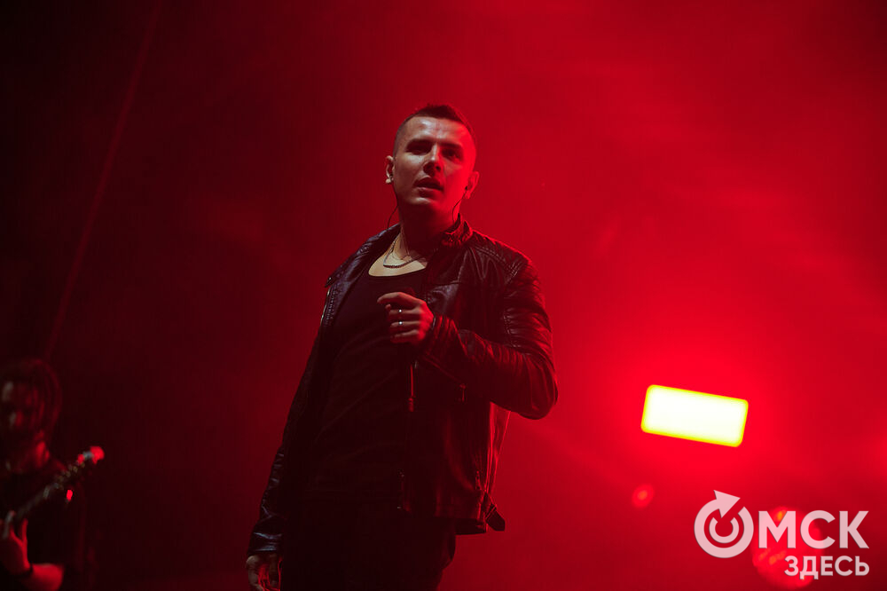 Летним вечером омичи собрались на концерт известного певца NЮ . Разогреть публику перед выступлением звезды вышел омский музыкальный проект DaMaxX &amp; Kate Fameli. Фото: Илья Петров