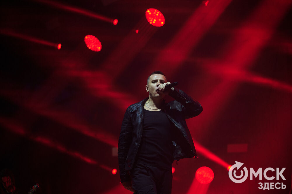 Летним вечером омичи собрались на концерт известного певца NЮ . Разогреть публику перед выступлением звезды вышел омский музыкальный проект DaMaxX &amp; Kate Fameli. Фото: Илья Петров