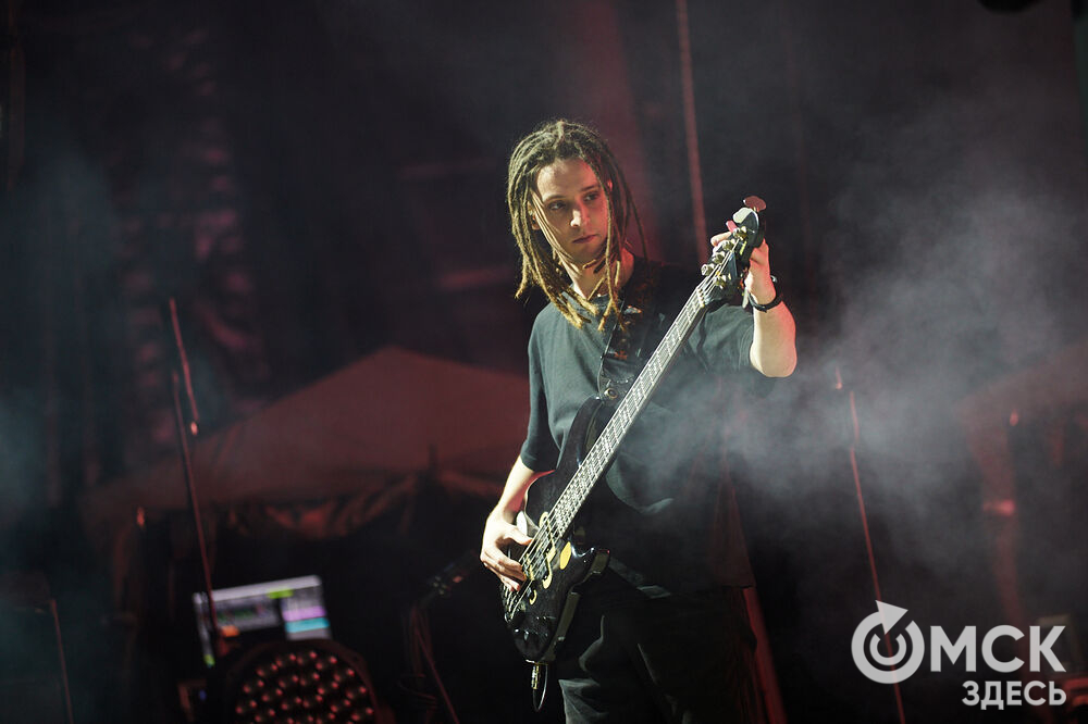 Летним вечером омичи собрались на концерт известного певца NЮ . Разогреть публику перед выступлением звезды вышел омский музыкальный проект DaMaxX &amp; Kate Fameli. Фото: Илья Петров