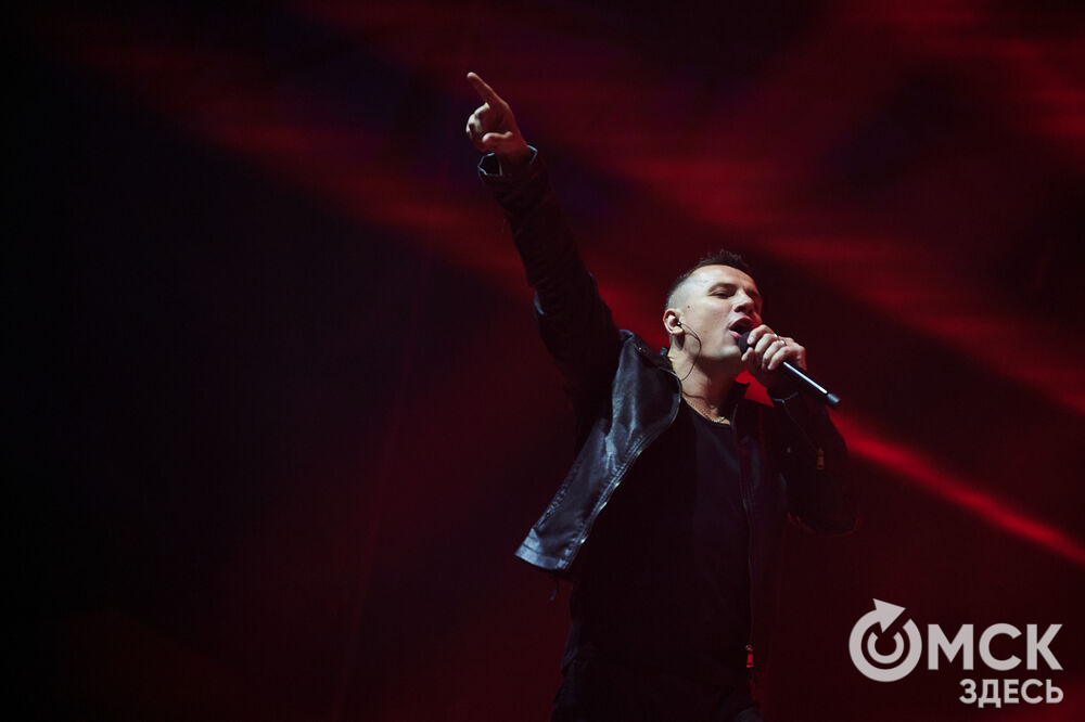 Летним вечером омичи собрались на концерт известного певца NЮ . Разогреть публику перед выступлением звезды вышел омский музыкальный проект DaMaxX &amp; Kate Fameli. Фото: Илья Петров