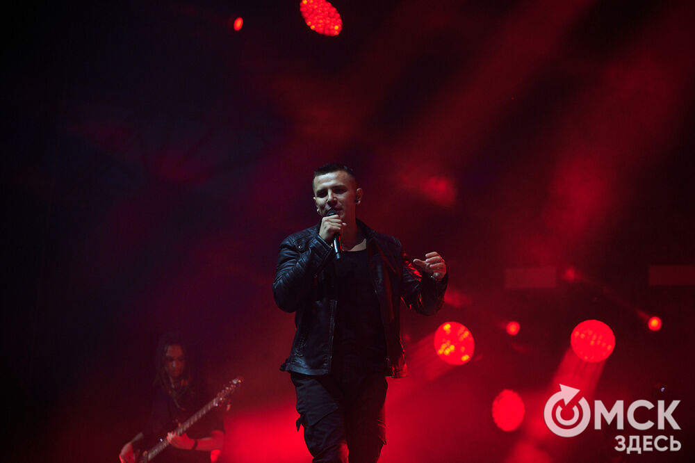 Летним вечером омичи собрались на концерт известного певца NЮ . Разогреть публику перед выступлением звезды вышел омский музыкальный проект DaMaxX &amp; Kate Fameli. Фото: Илья Петров