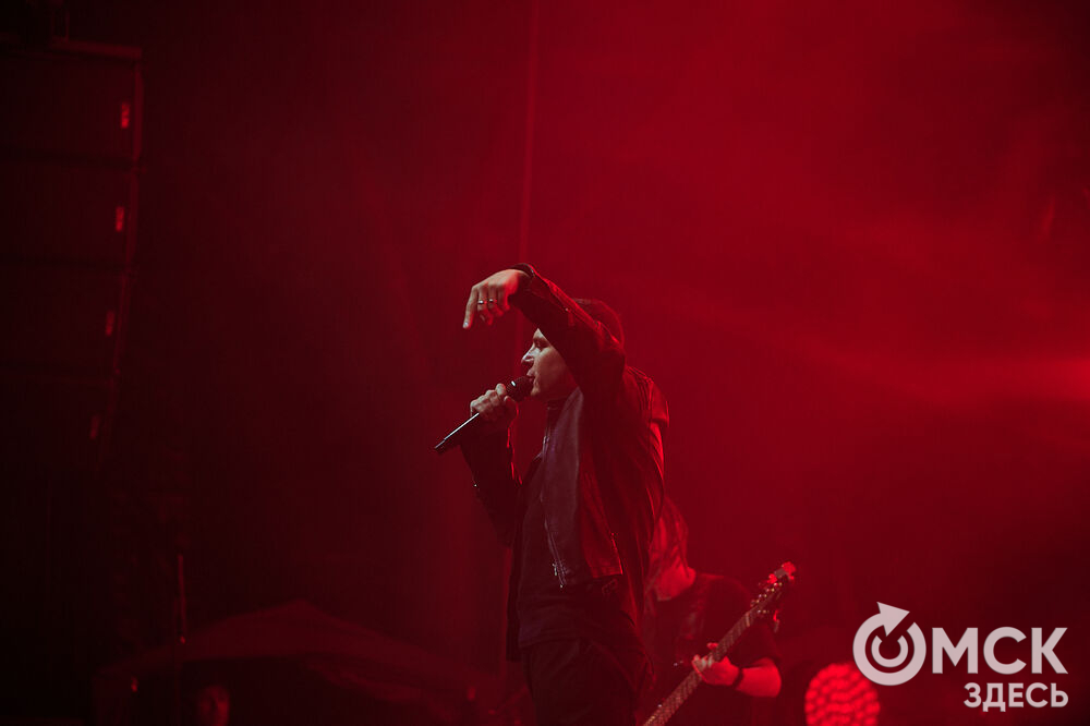 Летним вечером омичи собрались на концерт известного певца NЮ . Разогреть публику перед выступлением звезды вышел омский музыкальный проект DaMaxX &amp; Kate Fameli. Фото: Илья Петров