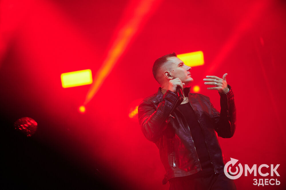 Летним вечером омичи собрались на концерт известного певца NЮ . Разогреть публику перед выступлением звезды вышел омский музыкальный проект DaMaxX &amp; Kate Fameli. Фото: Илья Петров