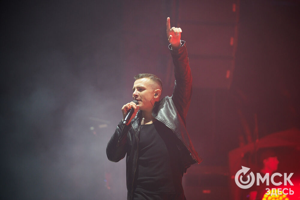 Летним вечером омичи собрались на концерт известного певца NЮ . Разогреть публику перед выступлением звезды вышел омский музыкальный проект DaMaxX &amp; Kate Fameli. Фото: Илья Петров