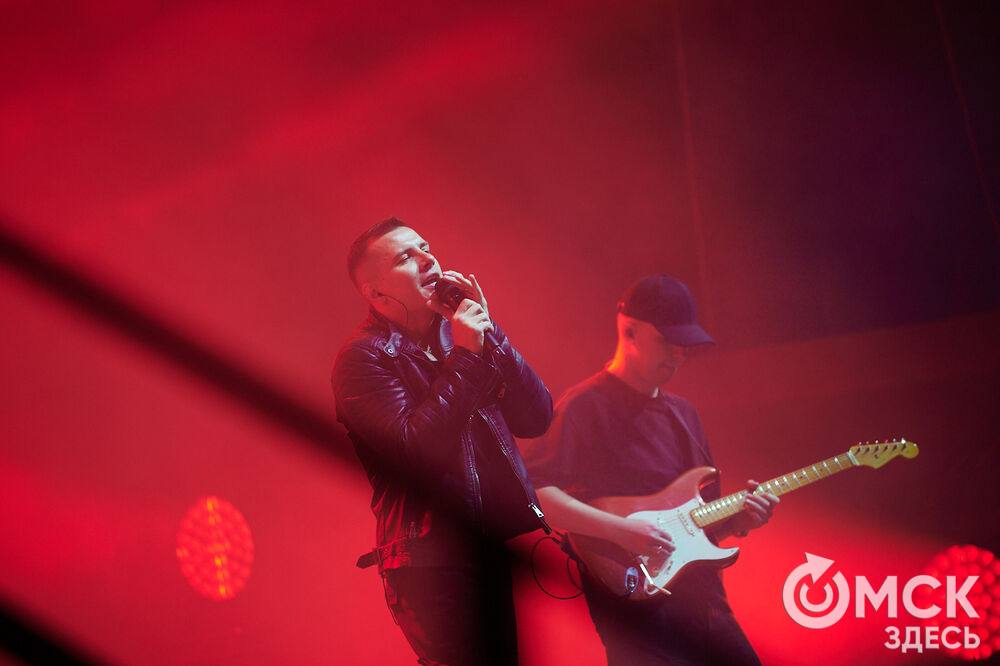 Летним вечером омичи собрались на концерт известного певца NЮ . Разогреть публику перед выступлением звезды вышел омский музыкальный проект DaMaxX &amp; Kate Fameli. Фото: Илья Петров