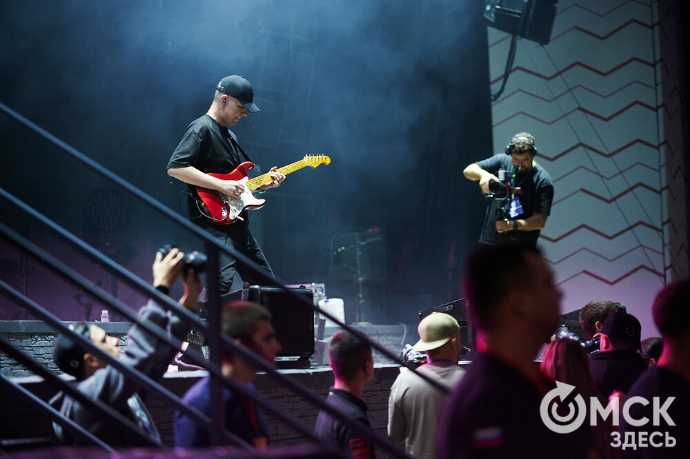 Летним вечером омичи собрались на концерт известного певца NЮ . Разогреть публику перед выступлением звезды вышел омский музыкальный проект DaMaxX &amp; Kate Fameli. Фото: Илья Петров