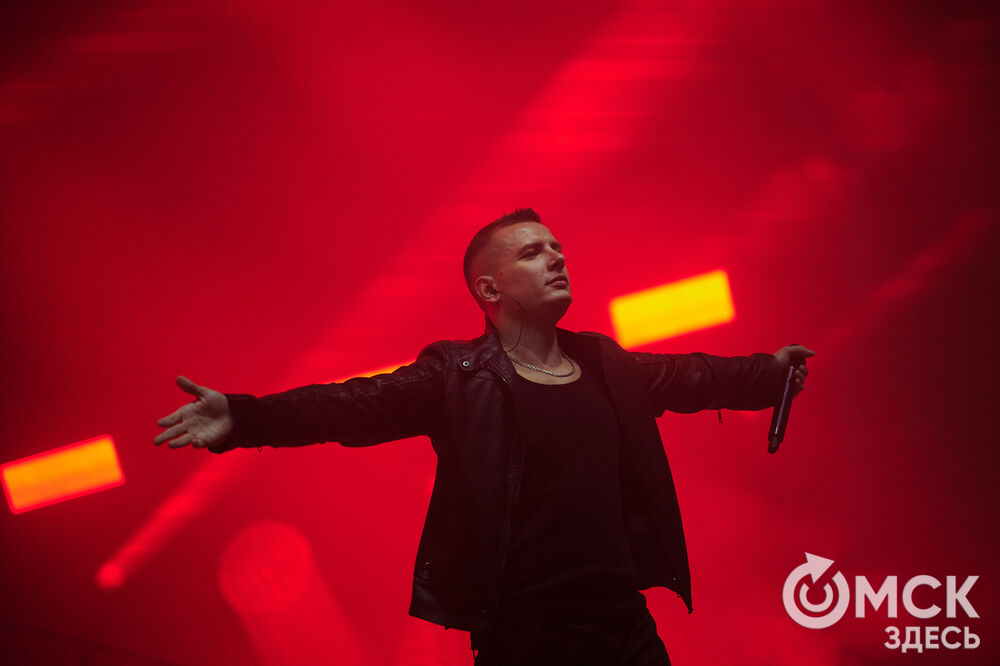 Летним вечером омичи собрались на концерт известного певца NЮ . Разогреть публику перед выступлением звезды вышел омский музыкальный проект DaMaxX &amp; Kate Fameli. Фото: Илья Петров