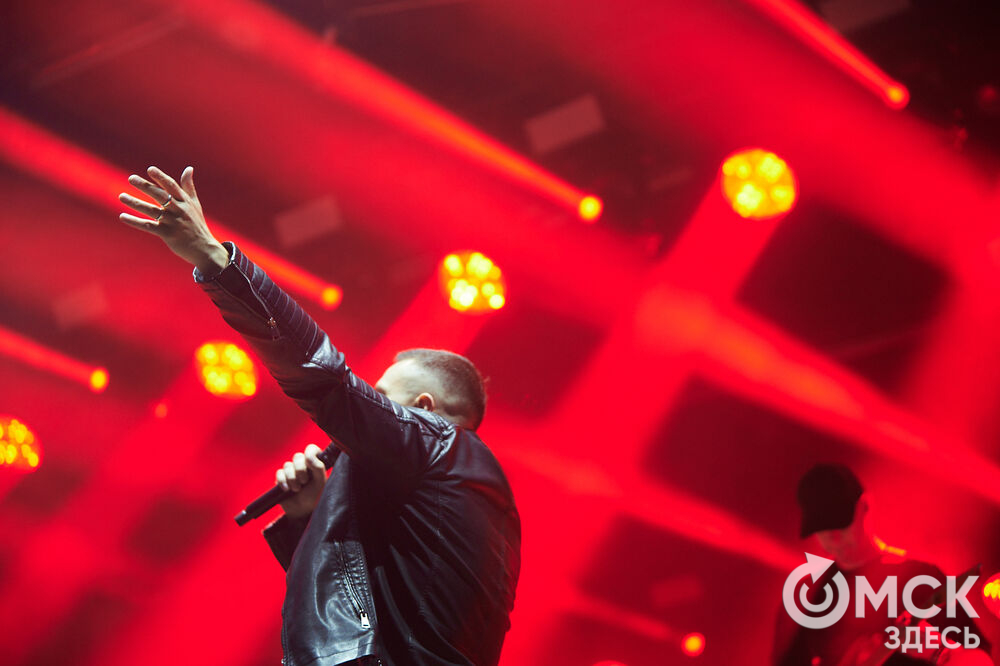 Летним вечером омичи собрались на концерт известного певца NЮ . Разогреть публику перед выступлением звезды вышел омский музыкальный проект DaMaxX &amp; Kate Fameli. Фото: Илья Петров