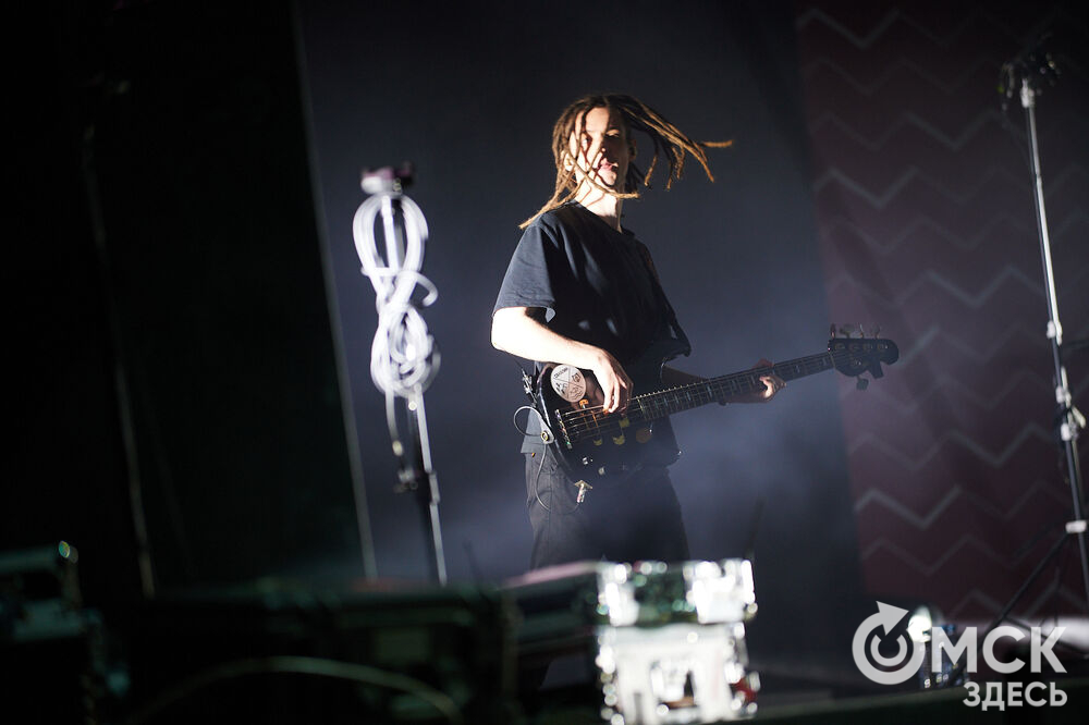 Летним вечером омичи собрались на концерт известного певца NЮ . Разогреть публику перед выступлением звезды вышел омский музыкальный проект DaMaxX &amp; Kate Fameli. Фото: Илья Петров