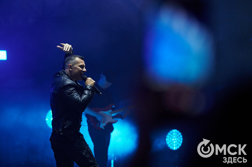 Летним вечером омичи собрались на концерт известного певца NЮ . Разогреть публику перед выступлением звезды вышел омский музыкальный проект DaMaxX &amp; Kate Fameli. Фото: Илья Петров