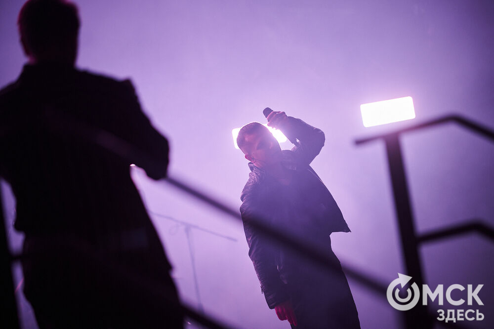 Летним вечером омичи собрались на концерт известного певца NЮ . Разогреть публику перед выступлением звезды вышел омский музыкальный проект DaMaxX &amp; Kate Fameli. Фото: Илья Петров