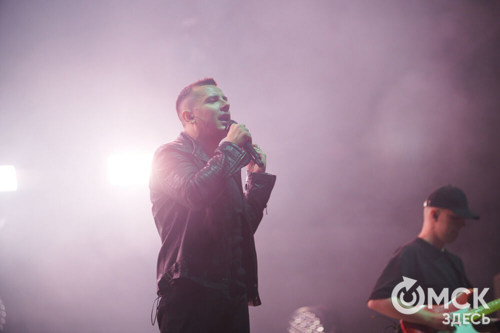 Летним вечером омичи собрались на концерт известного певца NЮ . Разогреть публику перед выступлением звезды вышел омский музыкальный проект DaMaxX &amp; Kate Fameli. Фото: Илья Петров