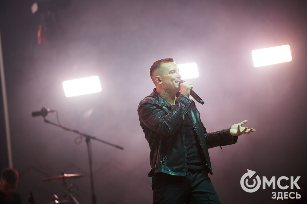 Летним вечером омичи собрались на концерт известного певца NЮ . Разогреть публику перед выступлением звезды вышел омский музыкальный проект DaMaxX &amp; Kate Fameli. Фото: Илья Петров