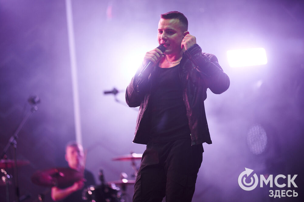 Летним вечером омичи собрались на концерт известного певца NЮ . Разогреть публику перед выступлением звезды вышел омский музыкальный проект DaMaxX &amp; Kate Fameli. Фото: Илья Петров