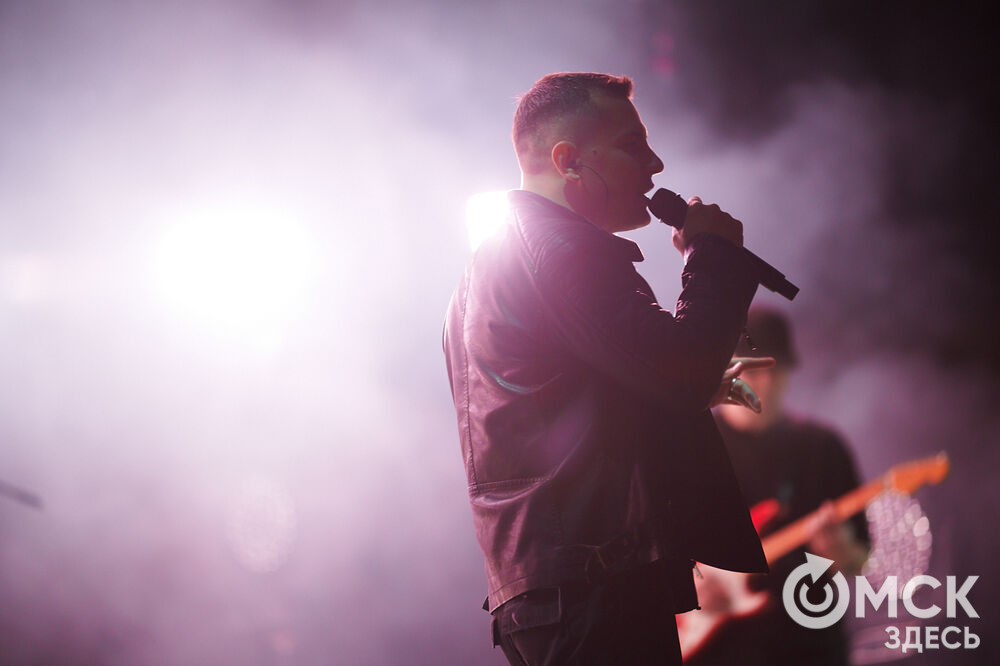 Летним вечером омичи собрались на концерт известного певца NЮ . Разогреть публику перед выступлением звезды вышел омский музыкальный проект DaMaxX &amp; Kate Fameli. Фото: Илья Петров