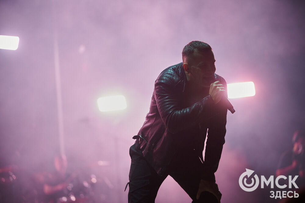 Летним вечером омичи собрались на концерт известного певца NЮ . Разогреть публику перед выступлением звезды вышел омский музыкальный проект DaMaxX &amp; Kate Fameli. Фото: Илья Петров