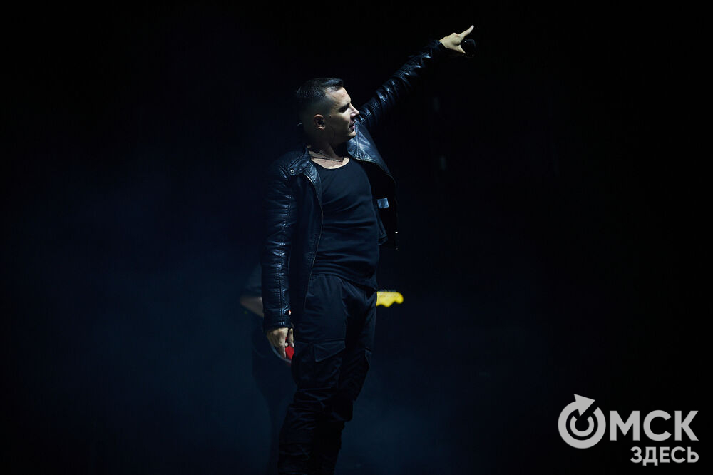 Летним вечером омичи собрались на концерт известного певца NЮ . Разогреть публику перед выступлением звезды вышел омский музыкальный проект DaMaxX &amp; Kate Fameli. Фото: Илья Петров