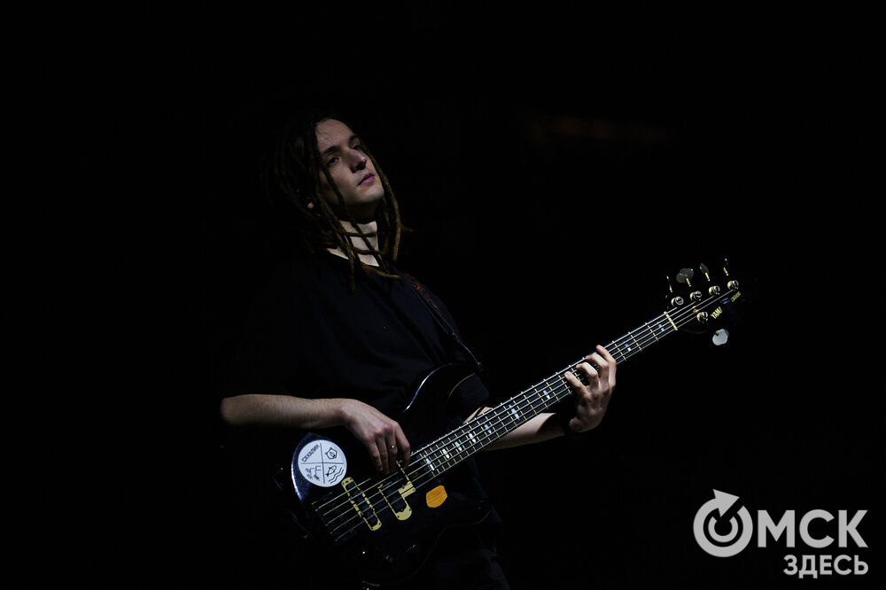 Летним вечером омичи собрались на концерт известного певца NЮ . Разогреть публику перед выступлением звезды вышел омский музыкальный проект DaMaxX &amp; Kate Fameli. Фото: Илья Петров