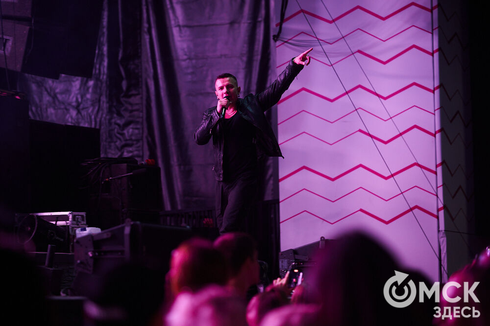 Летним вечером омичи собрались на концерт известного певца NЮ . Разогреть публику перед выступлением звезды вышел омский музыкальный проект DaMaxX &amp; Kate Fameli. Фото: Илья Петров