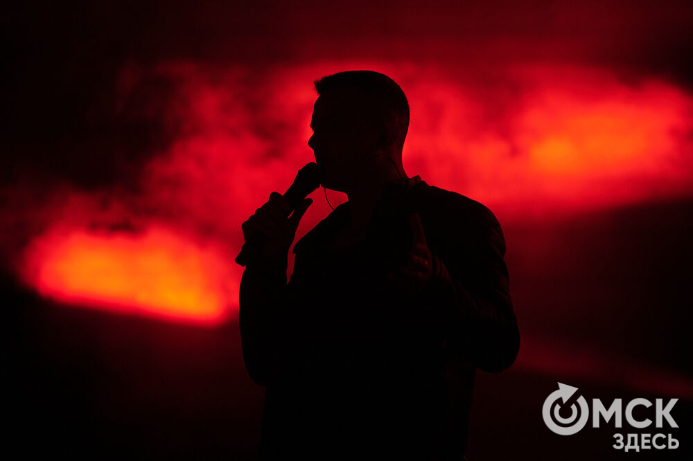 Летним вечером омичи собрались на концерт известного певца NЮ . Разогреть публику перед выступлением звезды вышел омский музыкальный проект DaMaxX &amp; Kate Fameli. Фото: Илья Петров