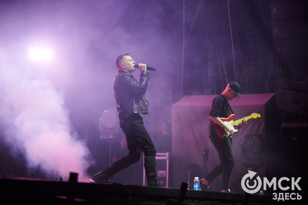 Летним вечером омичи собрались на концерт известного певца NЮ . Разогреть публику перед выступлением звезды вышел омский музыкальный проект DaMaxX &amp; Kate Fameli. Фото: Илья Петров
