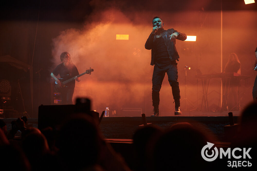 Летним вечером омичи собрались на концерт известного певца NЮ . Разогреть публику перед выступлением звезды вышел омский музыкальный проект DaMaxX &amp; Kate Fameli. Фото: Илья Петров