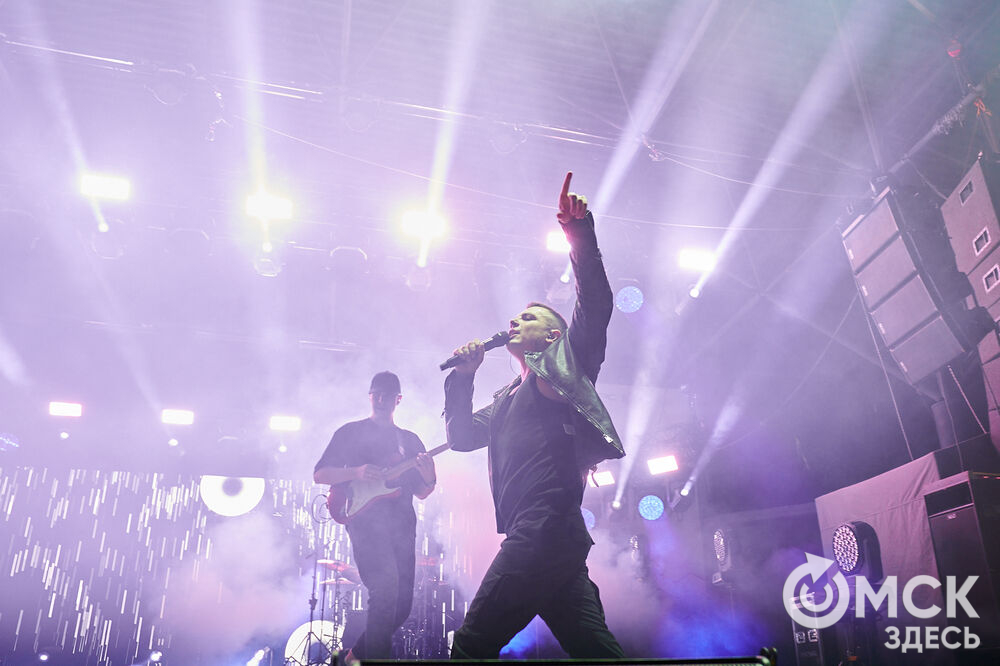 Летним вечером омичи собрались на концерт известного певца NЮ . Разогреть публику перед выступлением звезды вышел омский музыкальный проект DaMaxX &amp; Kate Fameli. Фото: Илья Петров