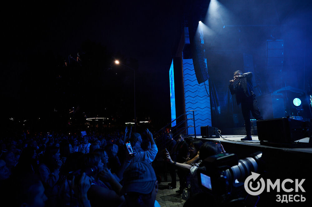 Летним вечером омичи собрались на концерт известного певца NЮ . Разогреть публику перед выступлением звезды вышел омский музыкальный проект DaMaxX &amp; Kate Fameli. Фото: Илья Петров