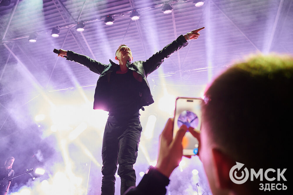 Летним вечером омичи собрались на концерт известного певца NЮ . Разогреть публику перед выступлением звезды вышел омский музыкальный проект DaMaxX &amp; Kate Fameli. Фото: Илья Петров