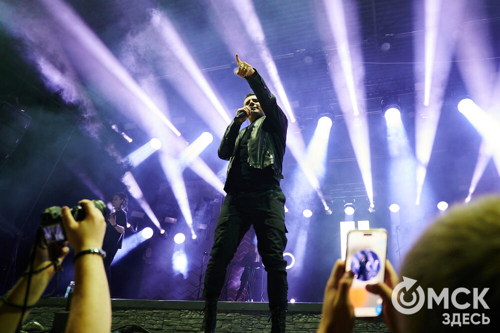 Летним вечером омичи собрались на концерт известного певца NЮ . Разогреть публику перед выступлением звезды вышел омский музыкальный проект DaMaxX &amp; Kate Fameli. Фото: Илья Петров