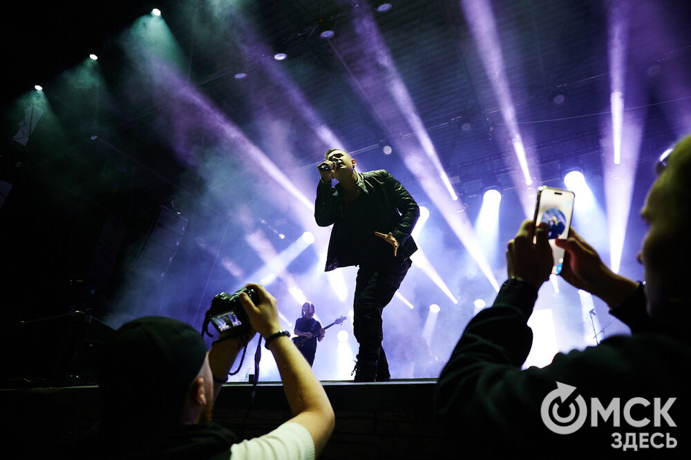 Летним вечером омичи собрались на концерт известного певца NЮ . Разогреть публику перед выступлением звезды вышел омский музыкальный проект DaMaxX &amp; Kate Fameli. Фото: Илья Петров