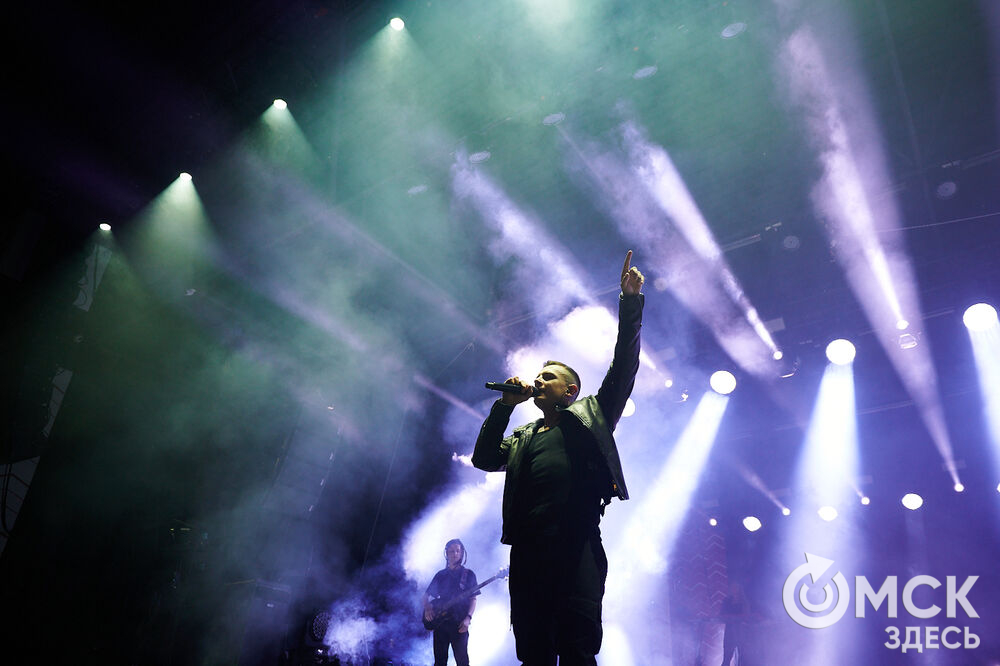 Летним вечером омичи собрались на концерт известного певца NЮ . Разогреть публику перед выступлением звезды вышел омский музыкальный проект DaMaxX &amp; Kate Fameli. Фото: Илья Петров