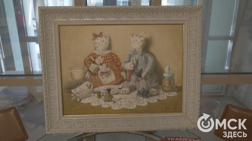 В арт-галерее под стеклянным куполом открылась благотворительная выставка.