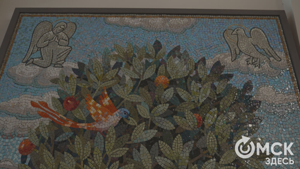 В арт-галерее под стеклянным куполом открылась благотворительная выставка.