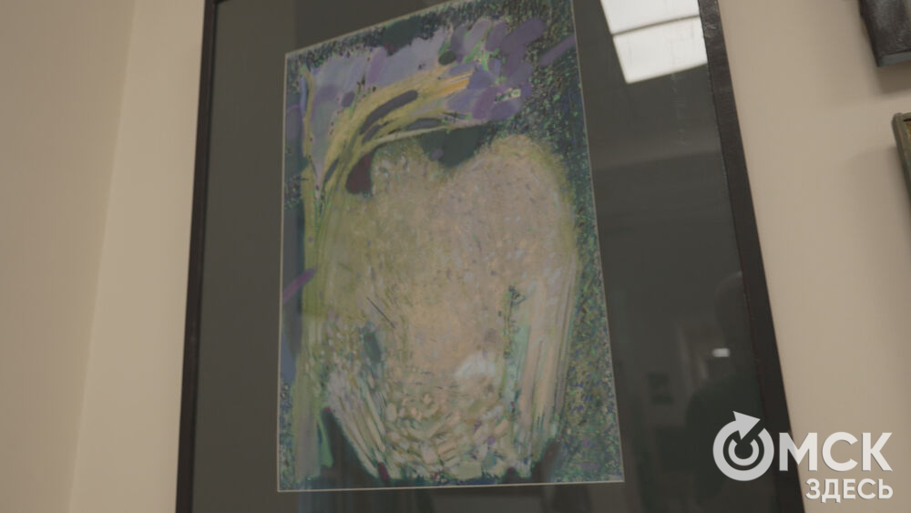 В арт-галерее под стеклянным куполом открылась благотворительная выставка.