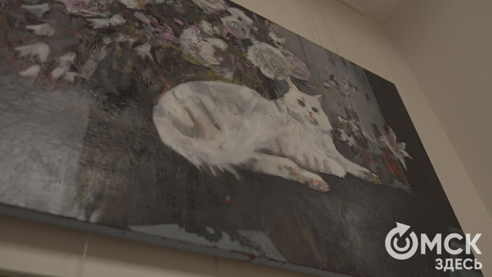 В арт-галерее под стеклянным куполом открылась благотворительная выставка.