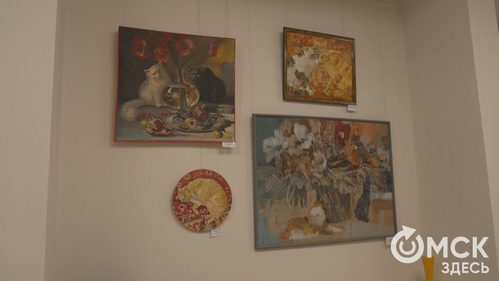 В арт-галерее под стеклянным куполом открылась благотворительная выставка.