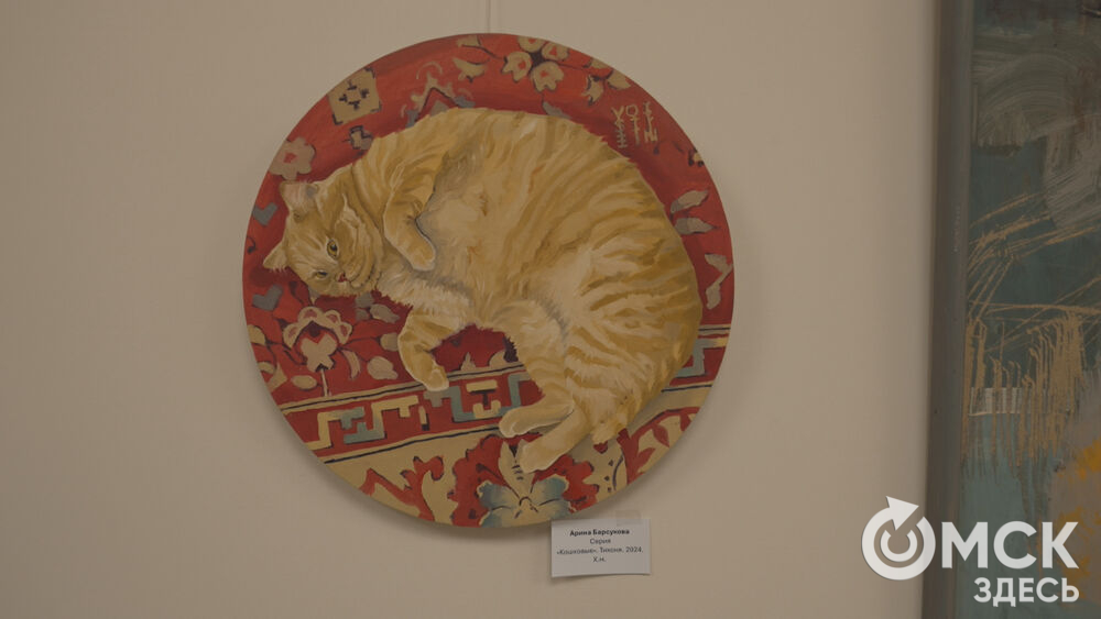 В арт-галерее под стеклянным куполом открылась благотворительная выставка.